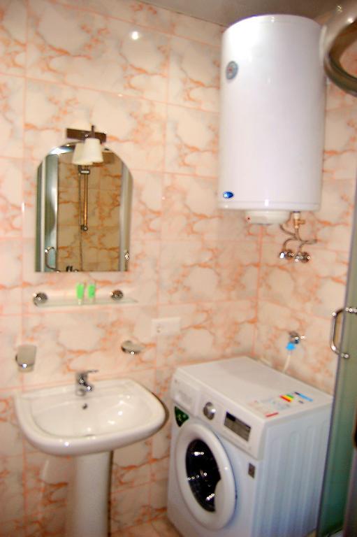 Irina Apartment 1 Батуми Екстериор снимка
